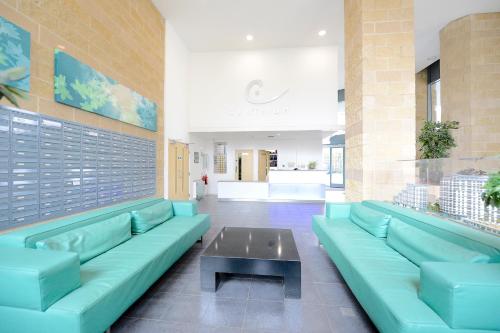 Vestíbulo, Woking Town Centre - Parking Included by Deilamy Homes in Woking