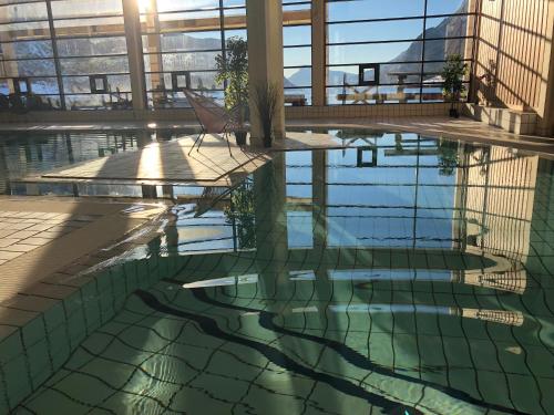 Басейн, Skjolden Hotel in Школден