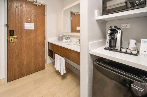 Holiday Inn Express Chicago Northwest-Vernon Hills, an IHG Hotel