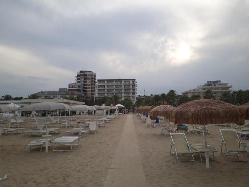 FRONTE MARE-CENTRALE-Riviera Palace-Giulianova-Apartment-nei mesi di Luglio e Agosto Prenotazioni solo da Sabato a Sabato