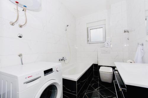 Apartment with Sea View image 3