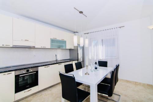 Apartment with Sea View image 5