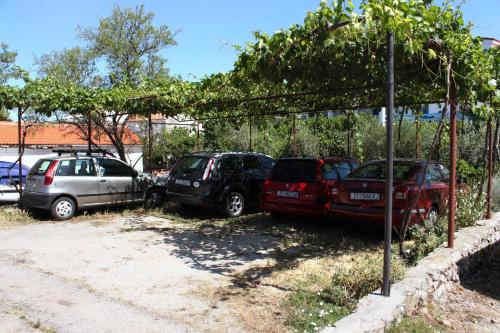 Apartments by the sea Sucuraj Hvar - 6732 - image 3
