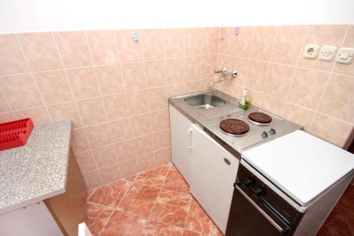 Apartments by the sea Sucuraj Hvar - 6732 - image 2