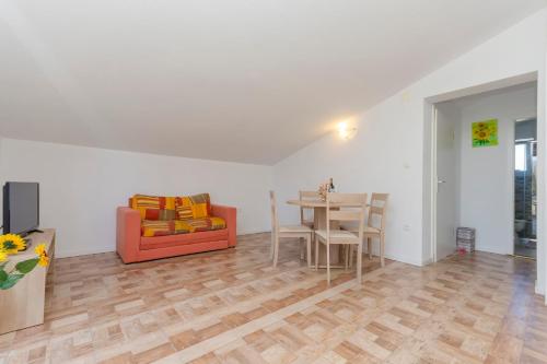  Apartments Snjezana in Pirovac
