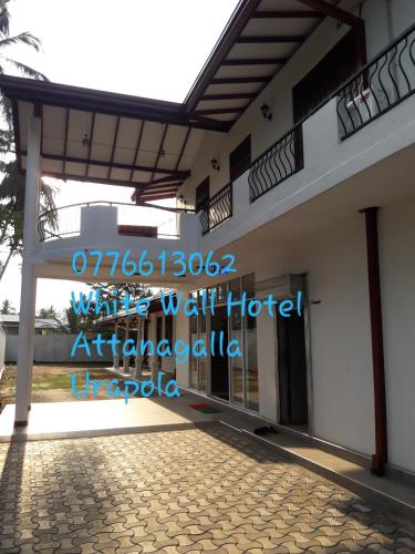 White Wall Hotel in Dompe
