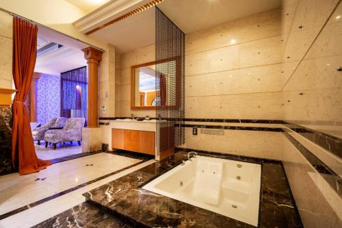 room detail thumbnail 2