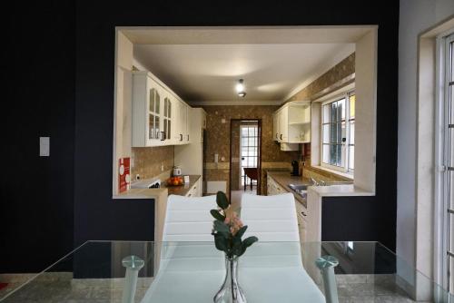  Aroeira Beach Villa in Charneca