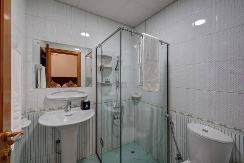 Bathroom, J5 Four Bedroom Villa Holiday home in Mirdif in Dubai