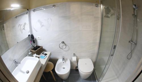 Quadruple Room image 10