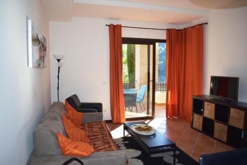 設施, 埃爾卡薩爾公寓 (El Casar Apartments) in 貝納阿維斯鎮中心