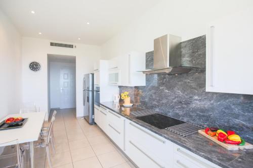 Cucina, Vinaigrier Hills VI3086 by Riviera Holiday Homes in Altro