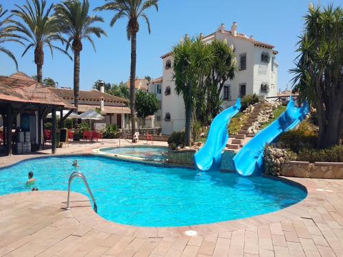 Chalet adosado con parcela propia. wifi gratis. gîte à louer Urbanización La Naranja