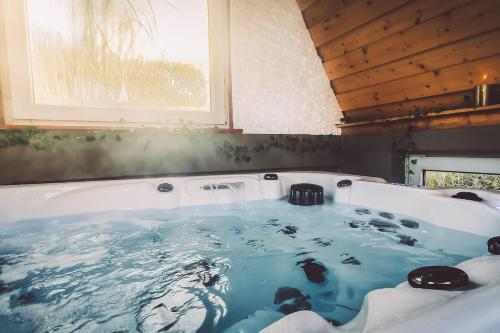 Karstais baseins, Holiday Home Wonderland with private Spa/Wellness in Ralingen