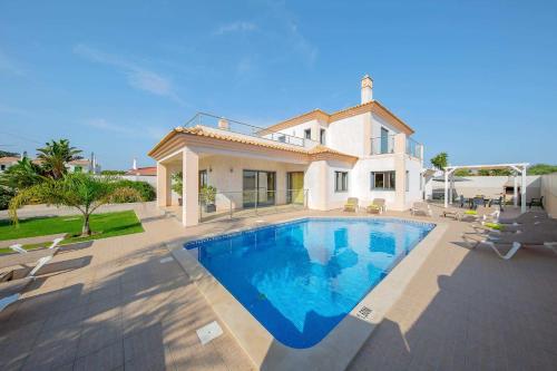 B&B Albufeira - Villa Ruana - 5 bedrooms on Suite- Free out door Hot Jacuzzi - By Bedzy - Bed and Breakfast Albufeira