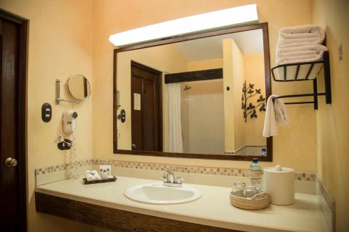 Hotel Las Farolas Hotel Las Farolas is conveniently located in the popular Antigua Guatemala area. The hotel offers guests a range of services and amenities designed to provide comfort and convenience. Service-minded s