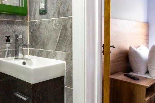 Wellesley Hotel - image 5