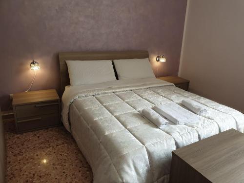 1 queen bed, 3 twin beds