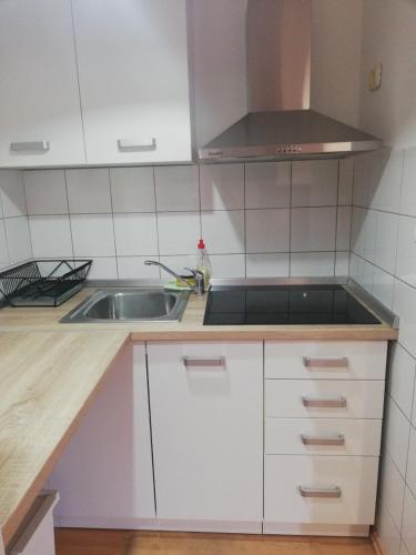 Studio C, near wood with free parking in backyard