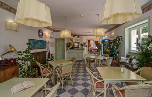 Hotel Cavalieri Del Mare – Ronchi, WI