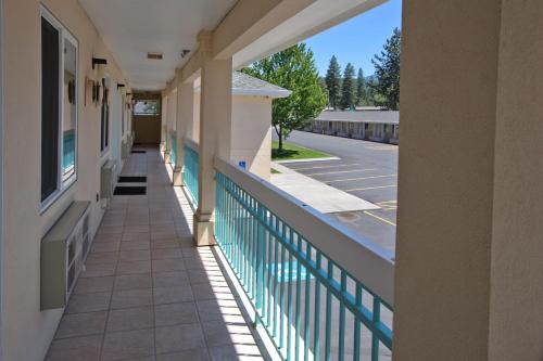 Balcony/terrace, Shasta Pines Motel & Suites in Burney (CA)