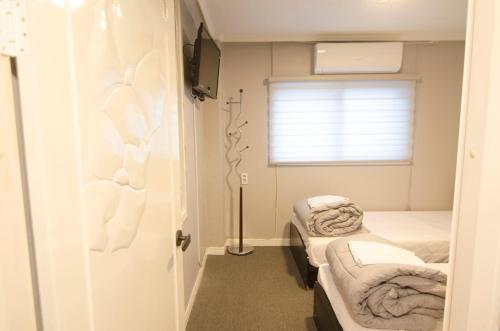 Kimchee Guesthouse Haeundae - Hostel Room Type - Twin Room with Private Bathroom