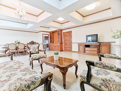 IMMENSELY LUXURIOUS APARTMENT : 3 BR/BIG ROOM IMMENSELY LUXURIOUS APARTMENT : 3 BR/BIG ROOM