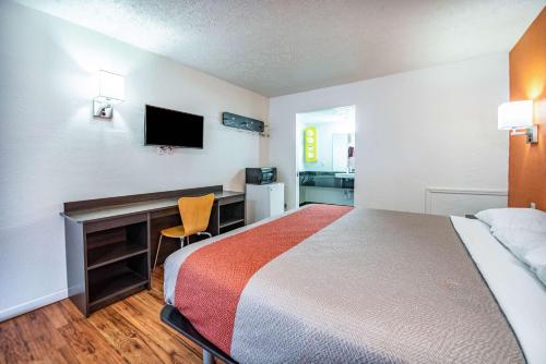 Motel 6-Columbus, OH Stop at Motel 6 Columbus to discover the wonders of Columbus (OH). The hotel has everything you need for a comfortable stay. Take advantage of the hotels free Wi-Fi in all rooms, 24-hour front desk, 