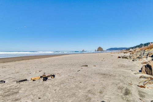 Cozy Cannon Beach Condo - image 2