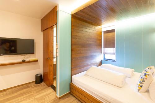 Lychee Sunset Hotel Cheung Chau Ideally located in the Cheung Chau area, Lychee Sunset Hotel Cheung Chau promises a relaxing and wonderful visit. Both business travelers and tourists can enjoy the propertys facilities and services.
