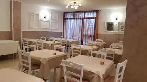 餐廳, 阿爾伯格普利瑪維拉旅館 (Albergo Primavera) in 波爾托切薩雷奧市中心