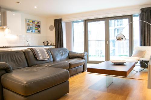 Stunning 2 Bedroom Apartment On The River Thames, , London