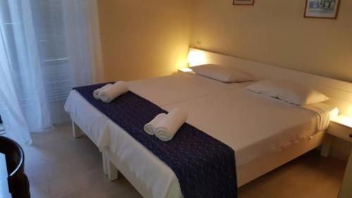 Akti Anastasia Stop at Akti Anastasia to discover the wonders of Corfu Island. The hotel has everything you need for a comfortable stay. Free Wi-Fi in all rooms, car park, airport transfer, family room, car hire are