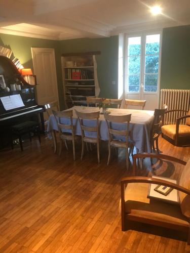 Паб/Коктейль-бар, B&B Au Pain Quotidien in Givry