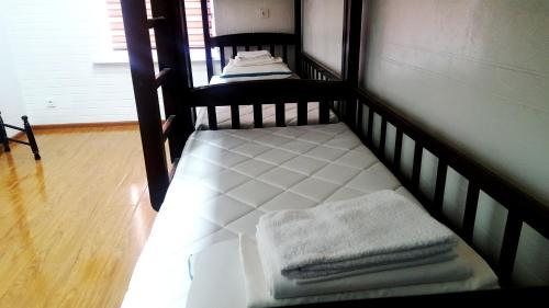4 twin beds