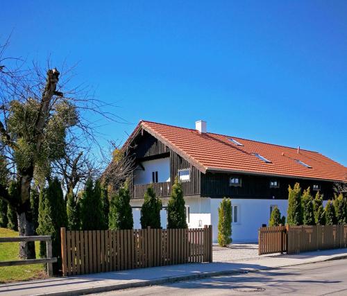 Münsing Nähe Starnberger See, schöne Ferienwohnung, Gästewohnung 125qm EG OG KONTAKTFREI - Apartment - Münsing am Starnberger See