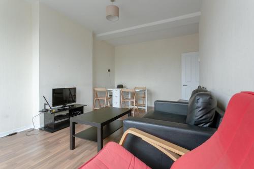 New Renovated & Spacious 4-bed Apartment, Pimlico, London