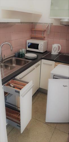 Kitchen, Hotel Penzion Rohoznik in Prague 21