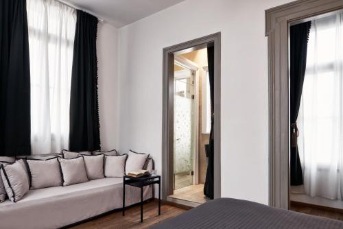 Junior Suite with Acropolis View image 10