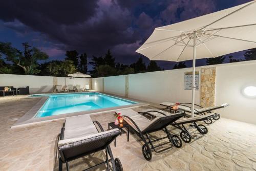 Villa Star 6 a centrally located ap. with a pool