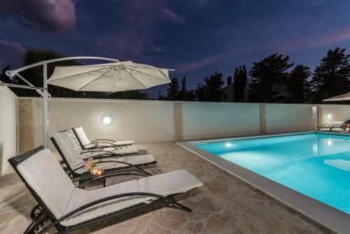 Villa Star 6 a centrally located ap. with a pool