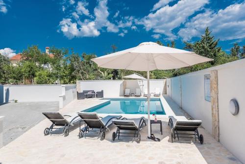 Villa Star 6 a centrally located ap. with a pool