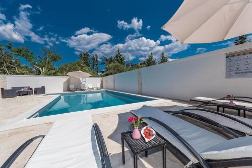 Villa Star 6 a centrally located ap. with a pool