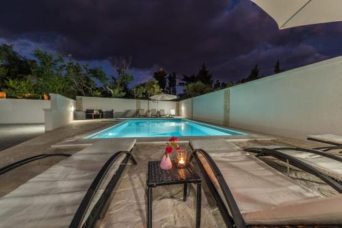 Villa Star 6 a centrally located ap. with a pool