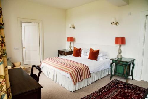 Warwick Hall Room Type - Superior Double or Twin Room with Mountain View Warwick Hall Room Type - Superior Double or Twin Room with Mountain View