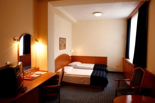 Benczur Hotel - image 2