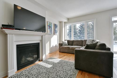 New Blue Mountain Village Snowbridge Executive Townhome Sleeps 10 with Outdoor Pool and Shuttle in The Blue Mountains (ON)