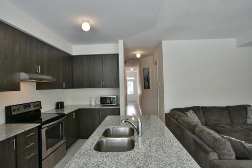 New Blue Mountain Village Snowbridge Executive Townhome Sleeps 10 with Outdoor Pool and Shuttle in The Blue Mountains (ON)