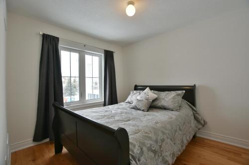 New Blue Mountain Village Snowbridge Executive Townhome Sleeps 10 with Outdoor Pool and Shuttle, Grey