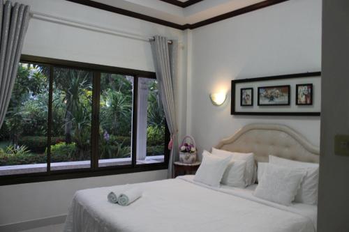 1 queen bed, 1 sofa bed